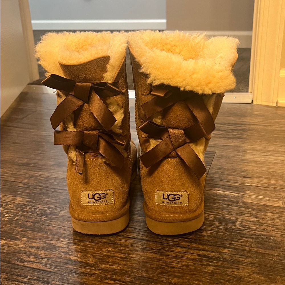 UGG Tan Boots with Shearling and Bows (7 W)